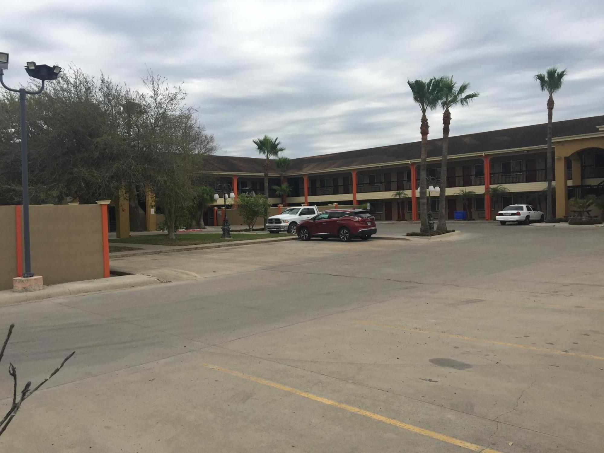 Texas Inn And Suites City Center At University Dr. Единбург Екстериор снимка
