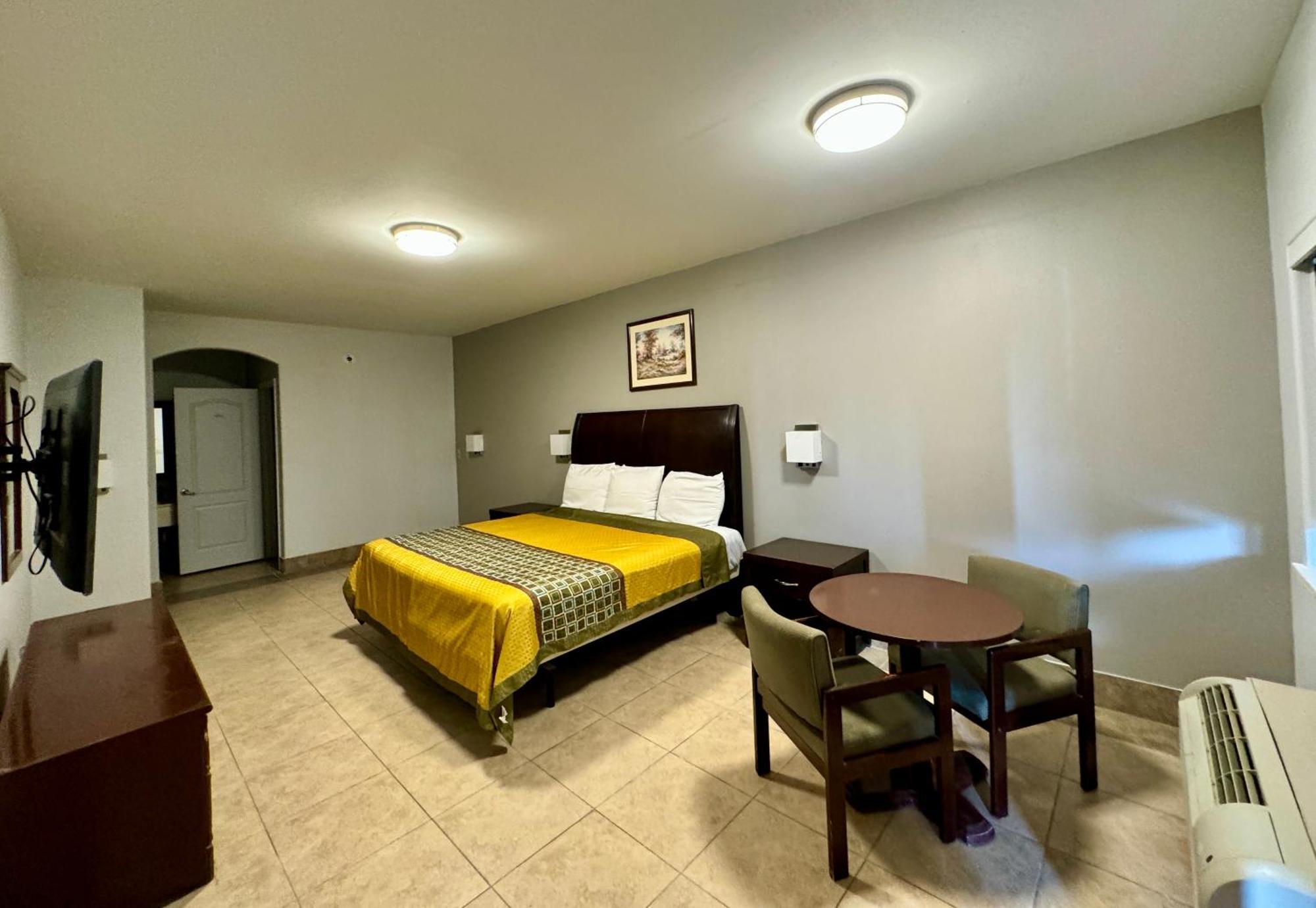 Texas Inn And Suites City Center At University Dr. Единбург Екстериор снимка