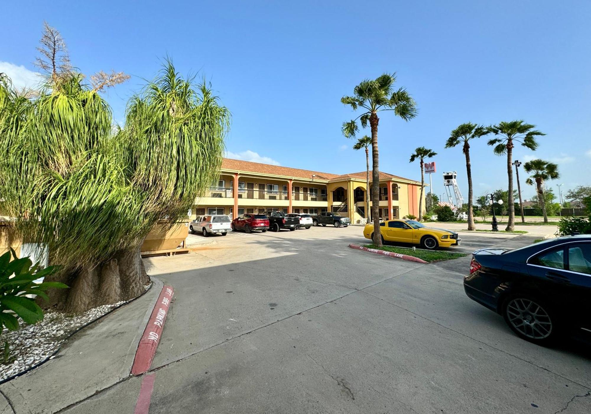 Texas Inn And Suites City Center At University Dr. Единбург Екстериор снимка