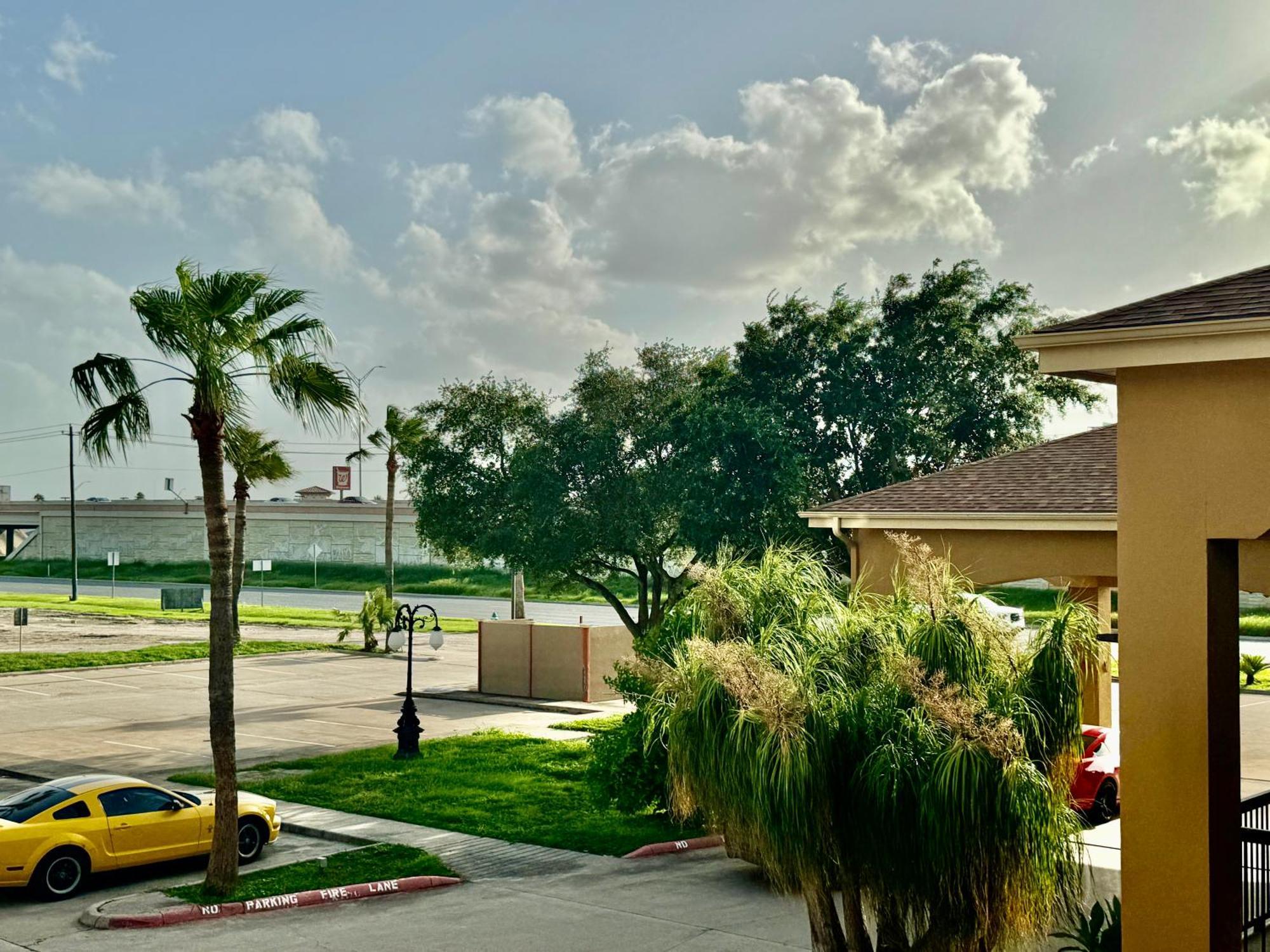 Texas Inn And Suites City Center At University Dr. Единбург Екстериор снимка