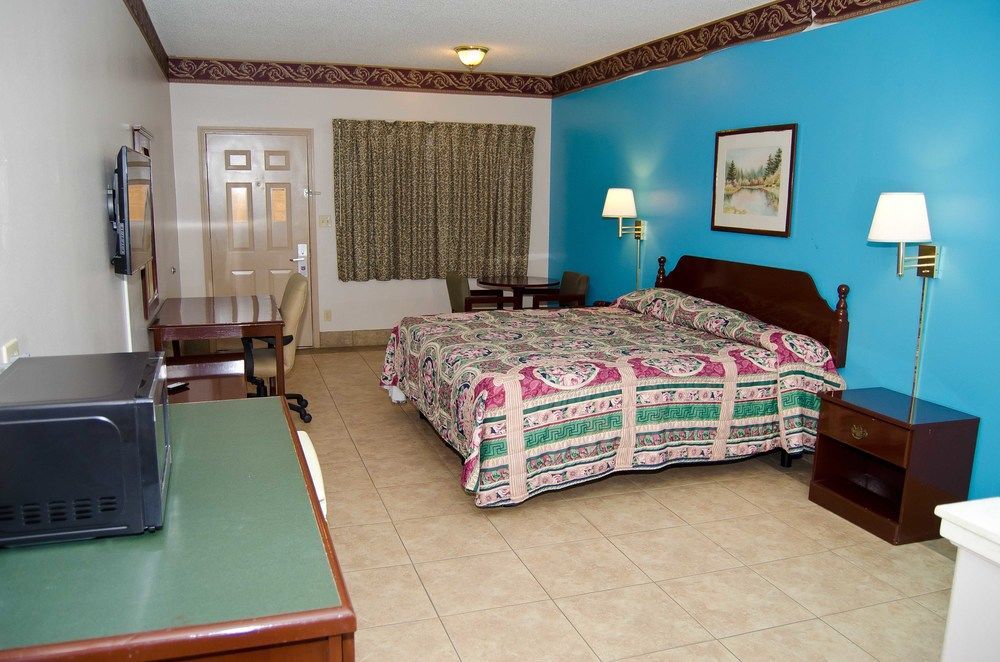 Texas Inn And Suites City Center At University Dr. Единбург Екстериор снимка