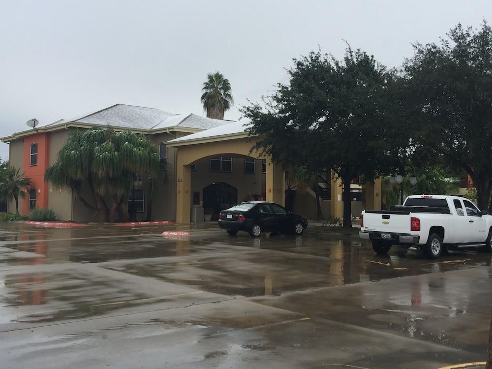 Texas Inn And Suites City Center At University Dr. Единбург Екстериор снимка
